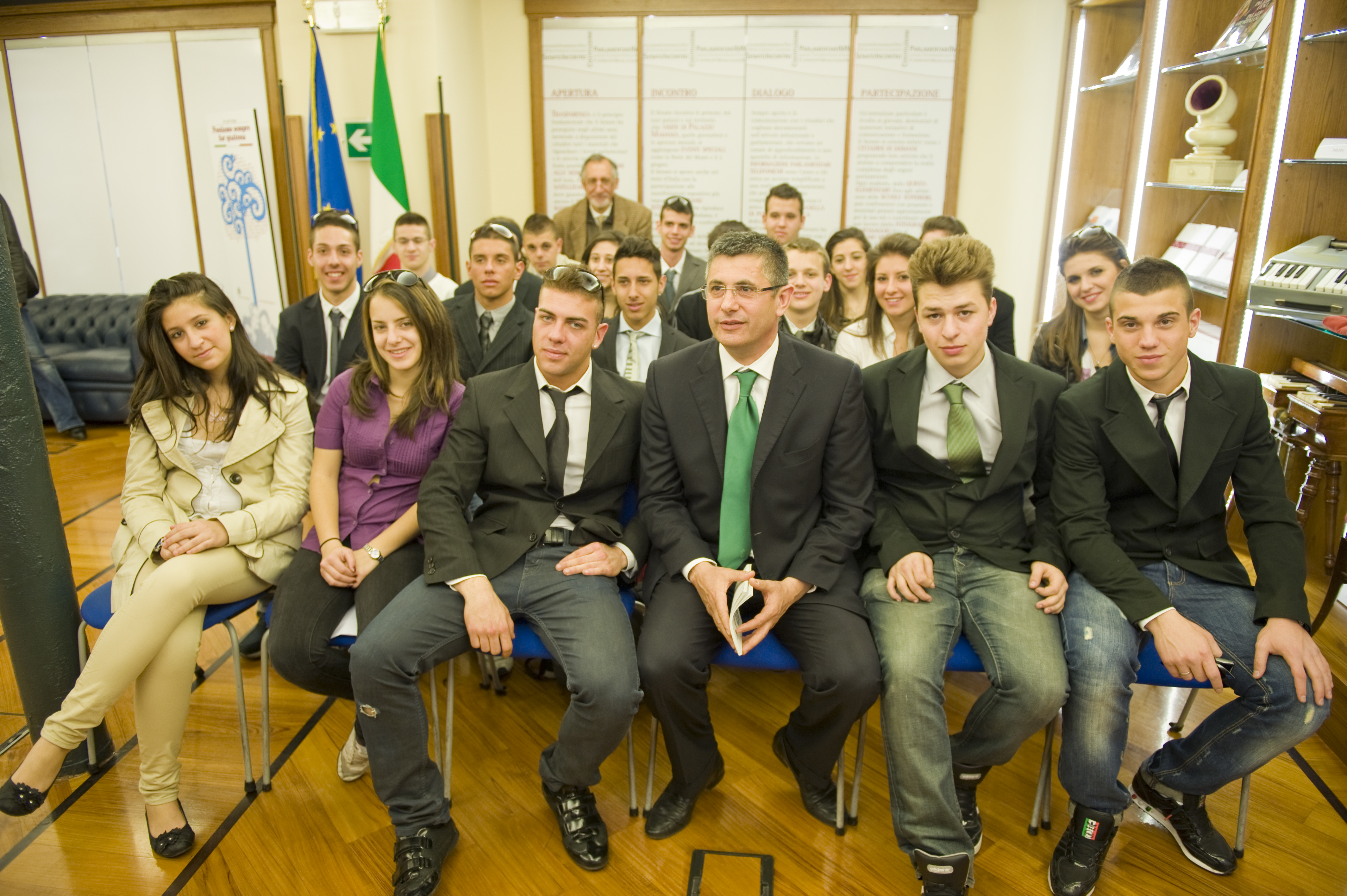 Possiamo sempre far qualcosa - Gli studenti dell'Istituto Tecnico Commerciale "Giovanni Falcone" di Corsico (Mi) incontrano il senatore Gianpaolo Vallardi